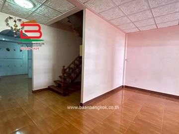 ทาวน์เฮาส์ เนื้อที่ 28.2 ตรว. หมู่บ้าน อยู่เจริญ 1 (คลอง4) ถนนไสวประชาราษฎร์ ตำบลบึงยี่โถ อำเภอธัญบุรี จังหวัดปทุมธานี