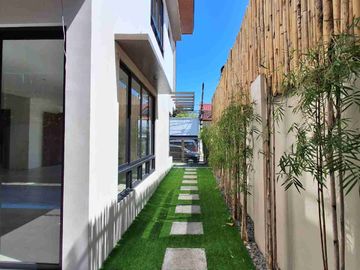 Brand New 5BR Modern Home with Private Pool in BF Homes