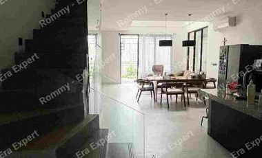 Dijual Rumah 2,5 Lantai Dekat Sports Center Harapan Baru Regency Lokasi Strategis dekat Pintu Tol dan Stasiun
