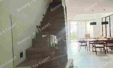 Dijual Rumah 2,5 Lantai Dekat Sports Center Harapan Baru Regency Lokasi Strategis dekat Pintu Tol dan Stasiun