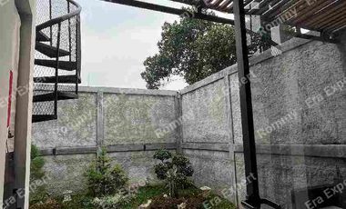Dijual Rumah 2,5 Lantai Dekat Sports Center Harapan Baru Regency Lokasi Strategis dekat Pintu Tol dan Stasiun