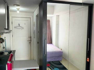 ready disewa unit apartemen green lake sunter,studio furnished,ac dan waterheater,luas 20,lantai rendah,view danau
