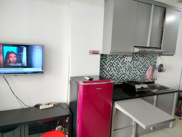 ready disewa unit apartemen green lake sunter,studio furnished,ac dan waterheater,luas 20,lantai rendah,view danau