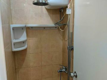 ready disewa unit apartemen green lake sunter,studio furnished,ac dan waterheater,luas 20,lantai rendah,view danau,12 juta/3bulan