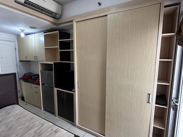 disewa unit apartemen green lake sunter,studio furnished,lantai rendah,view pool,Ac dan waterheater.18 juta/6bulan