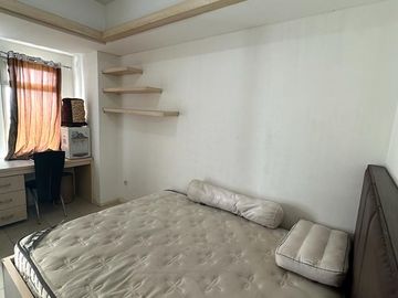 disewa unit apartemen green lake sunter,studio furnished,lantai rendah,view pool,Ac dan waterheater.18 juta/6bulan