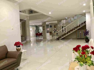 Dijual rumah hook di Graha Family
