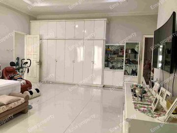 Dijual rumah hook di Graha Family