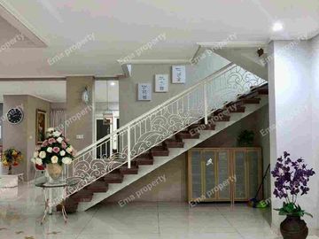 Dijual rumah hook di Graha Family