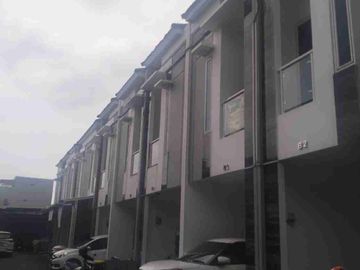 Rumah siap huni Jakarta Timur.surat shm.lokasi strategis.dekat dengan pusat perbelanjaan.rs.sekolahan.setasiun. lingkungan aman bebas banjir