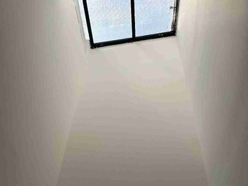 Rumah siap huni Jakarta Timur.surat shm.lokasi strategis.dekat dengan pusat perbelanjaan.rs.sekolahan.setasiun. lingkungan aman bebas banjir