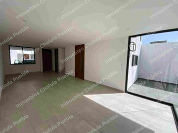 Residencia en fraccionamiento cerrado en zona de muy alta plusvalía, único fraccionamiento nuevo en la zona de Prados Agua Azul hacia Hospital Ángeles y centro comercial Angelópolis.