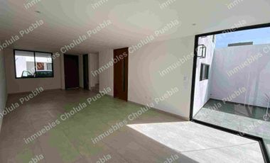 Residencia en fraccionamiento cerrado en zona de muy alta plusvalía, único fraccionamiento nuevo en la zona de Prados Agua Azul hacia Hospital Ángeles y centro comercial Angelópolis.