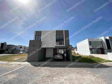Residencia en fraccionamiento cerrado en zona de muy alta plusvalía, único fraccionamiento nuevo en la zona de Prados Agua Azul hacia Hospital Ángeles y centro comercial Angelópolis.