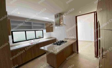 Residencia en fraccionamiento cerrado en zona de muy alta plusvalía, único fraccionamiento nuevo en la zona de Prados Agua Azul hacia Hospital Ángeles y centro comercial Angelópolis.