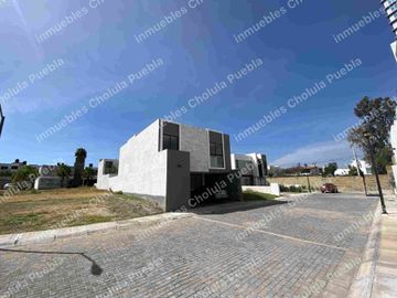 Residencia en fraccionamiento cerrado en zona de muy alta plusvalía, único fraccionamiento nuevo en la zona de Prados Agua Azul hacia Hospital Ángeles y centro comercial Angelópolis.
