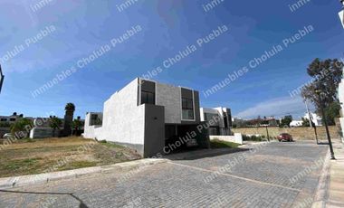 Residencia en fraccionamiento cerrado en zona de muy alta plusvalía, único fraccionamiento nuevo en la zona de Prados Agua Azul hacia Hospital Ángeles y centro comercial Angelópolis.