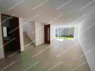 Residencia en fraccionamiento cerrado en zona de muy alta plusvalía, único fraccionamiento nuevo en la zona de Prados Agua Azul hacia Hospital Ángeles y centro comercial Angelópolis.