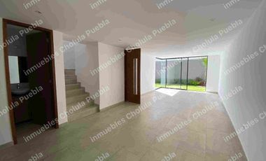 Residencia en fraccionamiento cerrado en zona de muy alta plusvalía, único fraccionamiento nuevo en la zona de Prados Agua Azul hacia Hospital Ángeles y centro comercial Angelópolis.