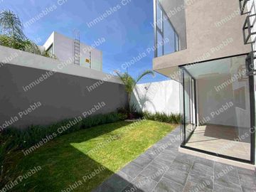 Residencia en fraccionamiento cerrado en zona de muy alta plusvalía, único fraccionamiento nuevo en la zona de Prados Agua Azul hacia Hospital Ángeles y centro comercial Angelópolis.