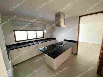 Residencia en fraccionamiento cerrado en zona de muy alta plusvalía, único fraccionamiento nuevo en la zona de Prados Agua Azul hacia Hospital Ángeles y centro comercial Angelópolis.