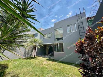 Casa en venta en fraccionamiento en Tzompantle, al norte de Cuernavaca.