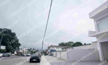 Cómodos y grandes locales en RENTA