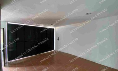 Residencia a pie de calle por la pirámide de Spersa en la recta a Cholula, 4 habitaciones, jardín, ideal para oficina, negocio, alquiler de habitaciones para estudiantes, a 5 minutos de UDLAP.