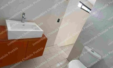 Residencia a pie de calle por la pirámide de Spersa en la recta a Cholula, 4 habitaciones, jardín, ideal para oficina, negocio, alquiler de habitaciones para estudiantes, a 5 minutos de UDLAP.