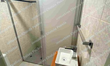 Residencia a pie de calle por la pirámide de Spersa en la recta a Cholula, 4 habitaciones, jardín, ideal para oficina, negocio, alquiler de habitaciones para estudiantes, a 5 minutos de UDLAP.