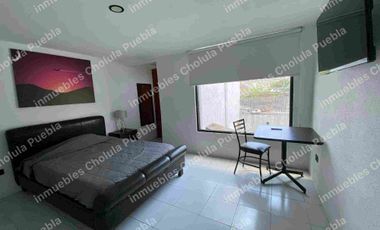 Residencia a pie de calle por la pirámide de Spersa en la recta a Cholula, 4 habitaciones, jardín, ideal para oficina, negocio, alquiler de habitaciones para estudiantes, a 5 minutos de UDLAP.