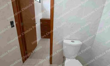 Residencia a pie de calle por la pirámide de Spersa en la recta a Cholula, 4 habitaciones, jardín, ideal para oficina, negocio, alquiler de habitaciones para estudiantes, a 5 minutos de UDLAP.