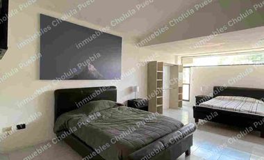 Residencia a pie de calle por la pirámide de Spersa en la recta a Cholula, 4 habitaciones, jardín, ideal para oficina, negocio, alquiler de habitaciones para estudiantes, a 5 minutos de UDLAP.