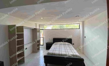 Residencia a pie de calle por la pirámide de Spersa en la recta a Cholula, 4 habitaciones, jardín, ideal para oficina, negocio, alquiler de habitaciones para estudiantes, a 5 minutos de UDLAP.