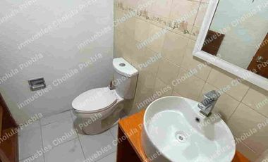 Residencia a pie de calle por la pirámide de Spersa en la recta a Cholula, 4 habitaciones, jardín, ideal para oficina, negocio, alquiler de habitaciones para estudiantes, a 5 minutos de UDLAP.