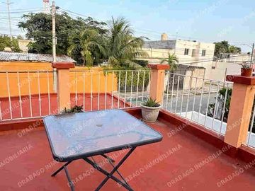Casa en venta sobre avenida  de 2 plantas