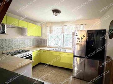 Casa en venta sobre avenida  de 2 plantas