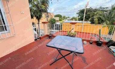 Casa en venta sobre avenida  de 2 plantas