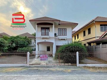 บ้านเดี่ยว หมู่บ้านพรธิสาร 8 (ใกล้โลตัสไทรน้อย) เนื้อที่ 80 ตรว. ตำบลคลองเจ็ด อำเภอคลองหลวง จังหวัดปทุมธานี