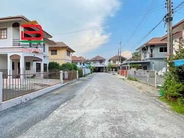บ้านเดี่ยว หมู่บ้านพรธิสาร 8 (ใกล้โลตัสไทรน้อย) เนื้อที่ 80 ตรว. ตำบลคลองเจ็ด อำเภอคลองหลวง จังหวัดปทุมธานี