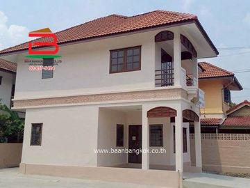 บ้านเดี่ยว หมู่บ้านพรธิสาร 8 (ใกล้โลตัสไทรน้อย) เนื้อที่ 80 ตรว. ตำบลคลองเจ็ด อำเภอคลองหลวง จังหวัดปทุมธานี
