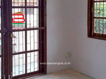บ้านเดี่ยว หมู่บ้านพรธิสาร 8 (ใกล้โลตัสไทรน้อย) เนื้อที่ 80 ตรว. ตำบลคลองเจ็ด อำเภอคลองหลวง จังหวัดปทุมธานี