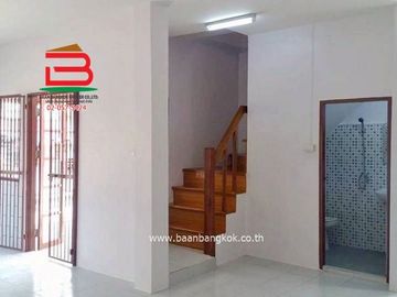 บ้านเดี่ยว หมู่บ้านพรธิสาร 8 (ใกล้โลตัสไทรน้อย) เนื้อที่ 80 ตรว. ตำบลคลองเจ็ด อำเภอคลองหลวง จังหวัดปทุมธานี
