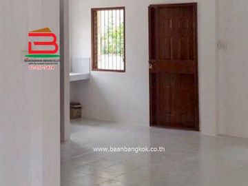 บ้านเดี่ยว หมู่บ้านพรธิสาร 8 (ใกล้โลตัสไทรน้อย) เนื้อที่ 80 ตรว. ตำบลคลองเจ็ด อำเภอคลองหลวง จังหวัดปทุมธานี