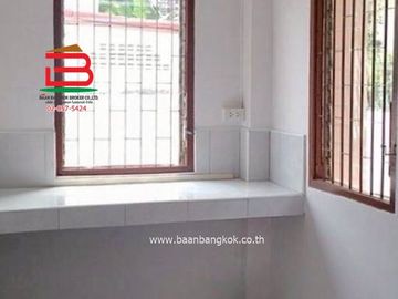 บ้านเดี่ยว หมู่บ้านพรธิสาร 8 (ใกล้โลตัสไทรน้อย) เนื้อที่ 80 ตรว. ตำบลคลองเจ็ด อำเภอคลองหลวง จังหวัดปทุมธานี