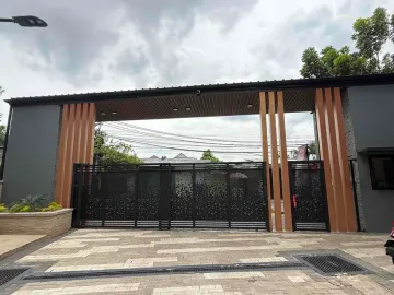 Dijual Rumah 3 Lantai Di Kebayoran Lama Siap Huni, 2 Facad Depan & Belakang Dekat Pintu Tol