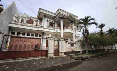 rumah mewah 2 lantai,  luas tanah 500 meter dijual harga BU di Metland Cakung jakarta timur