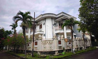 rumah mewah 2 lantai,  luas tanah 500 meter dijual harga BU di Metland Cakung jakarta timur