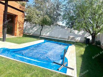 AMANALI VENDE CASA AMUEBLADA