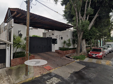 HERMOSA CASA DE 3 PLANTAS EN LUTECIA IZTAPALAPA CDMX.